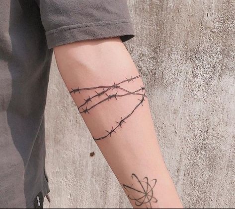 tattoo tattoos tattoo designs tattoo ideas tattoo artist tattoo inspiration tattoo style tattoo ink.not-given Tato Grunge, Tato Geometris, Tato Maori, Barbed Wire Tattoos, Pola Tato, Scary Tattoos, Muster Tattoos, Small Tattoos For Guys, Hand Tattoos For Guys