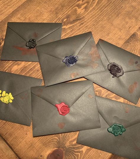 Black envelopes, red paint for “blood”, melted crayons for seals Clue Party Themes, Clue Themed Party Invitations, Party Fillers Ideas, Clue Bday Party, Live Clue Party, Clue Board Game Party Decorations, Mystery Theme Party Decoration, Clue Halloween Decorations, Cluedo Birthday Party