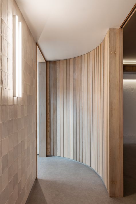 Esoteriko pairs timber and metal inside Shelter wellness centre in Sydney Curved Walls Interior, Living Pool, Timber Screens, Store Concept, Wellness Centre, Wellness Studio, Spa Interior, Australian Interior Design, Sauna Room