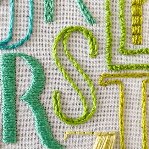 Best Embroidery Stitches For Script Lettering - nelandjocrafts.com Tela, Couture, How To Embroider Letters, Hand Embroidery Letters, Chain Embroidery, Stem Stitch, Embroidery Lessons, Chain Stitch Embroidery, Embroidery Alphabet