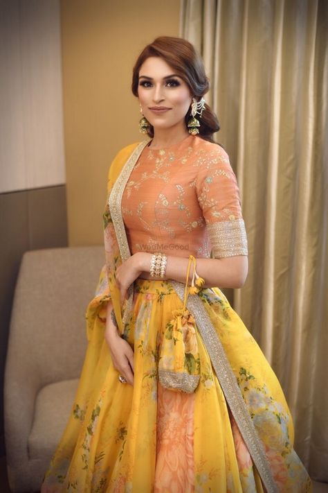 A bride poses in a coral and yellow light lehenga Party Wear Lehenga Pakistani, Light Lehenga, Floral Organza Lehenga, Wedding Bridal Lehenga, Skirt Organza, Function Dress, Desi Fits, Wedding Lehenga Choli, Pakistan Wedding