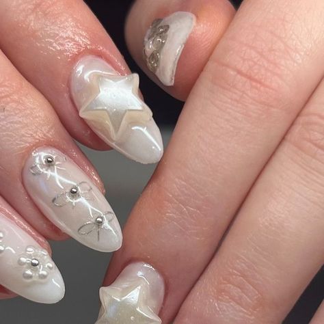 𝙂𝙚𝙡𝙚𝙨𝙩𝙞𝙖𝙡 𝙉𝙖𝙞𝙡𝙨 on Instagram: "✿ Sandy Liang pearly flowers ✿ ✧ : *✧ :* ✧ *✧: #gelnails #nailinspo #nailinspiration #nailart #naildesigns #nailartinspo #nailsoftheday #gelx #gelxnails #apresgelx #handpaintednails #sandyliang @sandyliang ss z" Nails Acrylic 3d, Maximalist Nails, White Nails Acrylic, Elegant Nail Designs, Claw Nails, Grunge Nails, Blush Nails, Y2k Nails, Sandy Liang