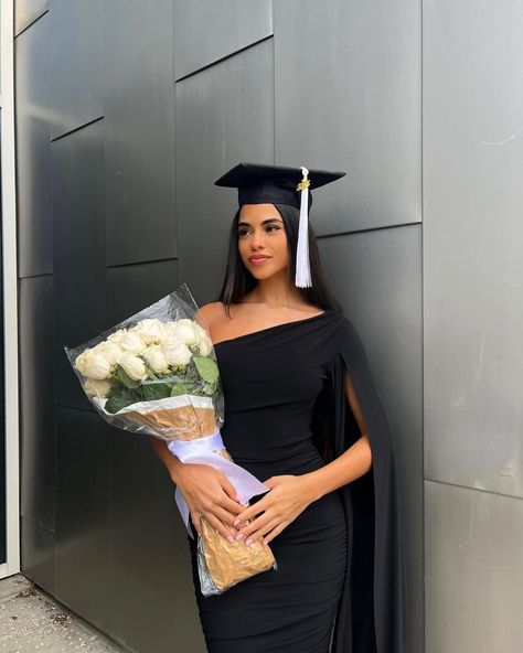 Graduation Ceremony Outfit, Graduation Outfits For Women, Graduation Outfit College, Graduation Outfit Ideas, Graduation Dress College, Kostum Halloween, Graduation Pic Ideas, College Graduation Pictures Poses, College Graduation Photoshoot