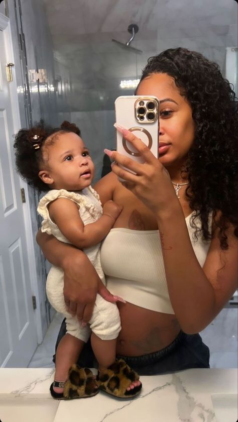 Momma And Daughter Pictures Black, Newborn Black Babies, Mommy Daughter Pictures, Cute Family Pictures, Mommy And Baby Pictures, Cheerleading Hairstyles, Mommy Moments, Pretty Pregnant, Black Baby Girls