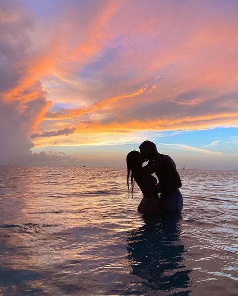 Secret Lover Picture, Cute Poses For Couples At The Beach, Couple On Hammock, Cute Pool Couple Pictures, Self Timer Couple Poses, Early Adulthood Aesthetic, Couple Goal Vacation, Vacation Couple Photos, Formal Date Night Outfit Couples