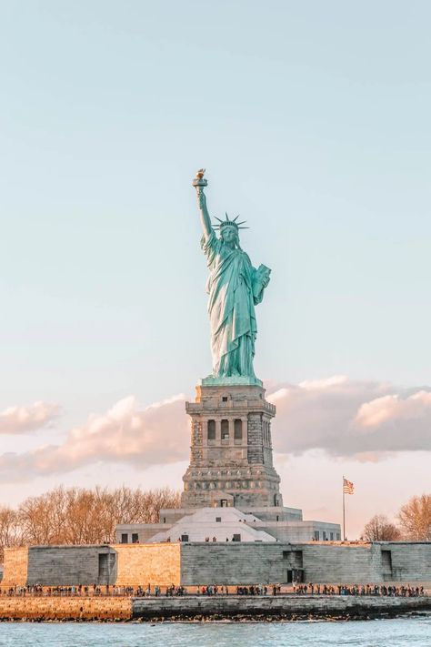 Visiting The Statue Of Liberty, New York City - Hand Luggage Only - Travel, Food & Photography Blog Angeles, Best Places In New York, Travel Love Quotes, Ville New York, Voyage New York, New York Travel Guide, Places In New York, New York Christmas, Travel Wallpaper