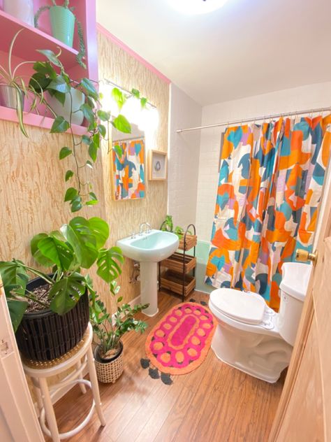 Bright Fun Bathroom Ideas, Retro Theme Bathroom, Funky Apartment Bathroom, 70s Aesthetic Bathroom Decor, Colorful Bathroom Renter Friendly, Vibrant Bathroom Decor, Cutesy Apartment Aesthetic, Retro Themed Bathroom, Maximalist Bathroom Apartment