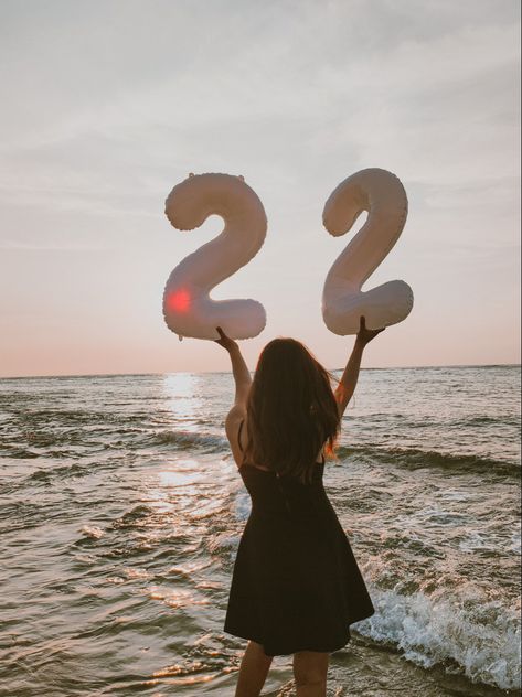 Posing With Number Balloons, 22nd Birthday Picture Ideas, Birthday Shoot At The Beach, Balloon Photoshoot Ideas Outdoor, 22 Balloons Number Aesthetic, Birthday Picture Ideas Instagram Outdoor, Birthday Shoot Beach, 18th Birthday Photoshoot Ideas Beach, Birthday Photoshoot At Beach