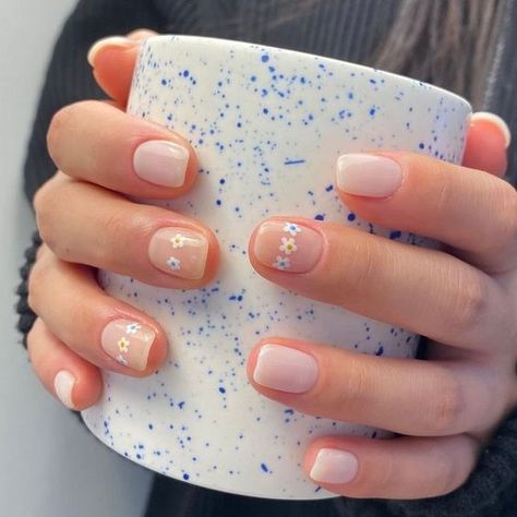 Shellac Nails Short Simple, Graduation Nails Short Natural, Minimalist Nails Short Square, Fun Spring Nails Acrylic, Cute Gel Manicure Ideas, Short Dip Nails Spring, Simple Nail Designs For Spring, Pretty Short Nails Simple, Short Nude Nail Ideas