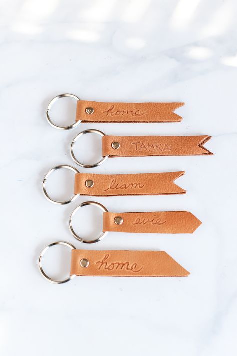 Soft Leather Crafts, Leather Keychain Pattern, Dremel Stylo, Leather Keychain Diy, Jen Woodhouse, Crea Cuir, Diy En Cuir, Diy Projects To Make And Sell, Leather Keychains