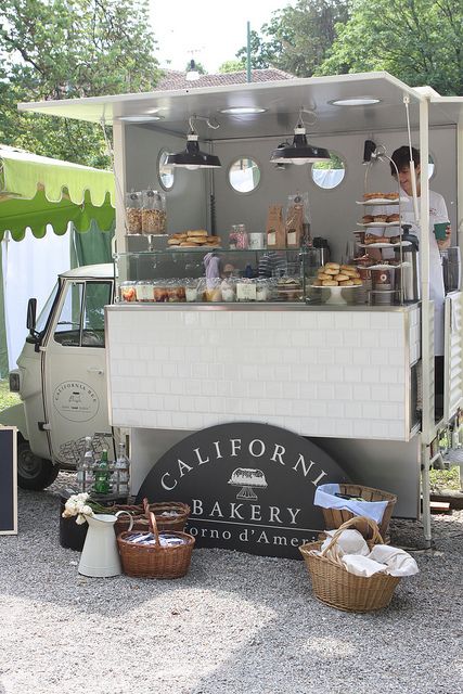 Explore California Bakery's photos on Flickr. California Bakery has uploaded 2604 photos to Flickr. Foodtrucks Ideas, Gerobak Dorong, Fest Mad, Coffee Truck, Coffee Carts, 카페 인테리어 디자인, Food Trailer, Bakery Design, Food Stall