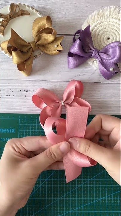 Summer Haircuts for Round Faces: Flattering Styles to Slim Your Face Shape Satin Bow Diy, Hair Ribbons Diy, Hair Clips Diy Tutorials, Hair Bow Ribbon Diy, Waterfall Hair, Slim Your Face, Ribbon Bow Tutorial, Hair Pins Diy, Hair Bows Diy Ribbon