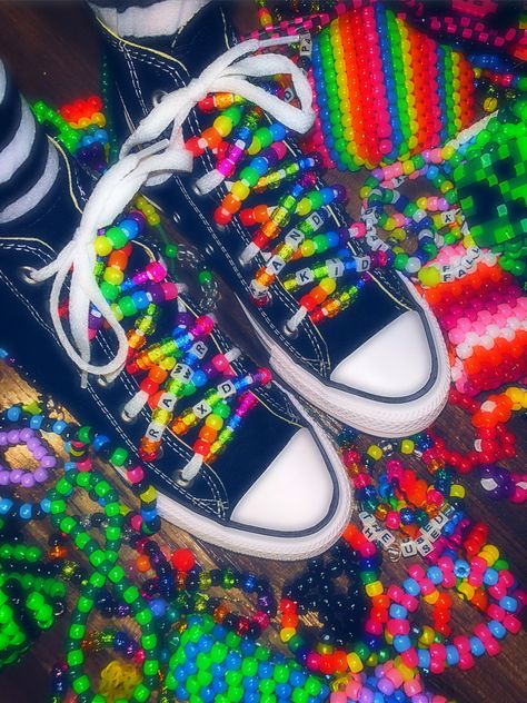 kandi kid scene beaded laces colorful Kandi Bracelets Rave, Boty Converse, Scene Kandi, 2000s Scene, Diy Kandi Bracelets, Scene Core, Scene Aesthetic, Diy Kandi, Kandi Kid