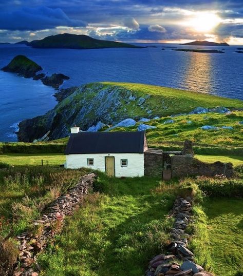 Ireland Travel, Ireland Scenery Landscapes, Irish Cottage, Reykjavik, Pretty Places, Dream Destinations, Albania, Places Around The World, Dream Vacations