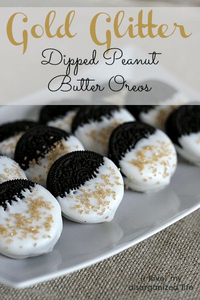 Gold Glitter Dipped Peanut Butter Oreos - {i love} my disorganized life Dessert Nouvel An, New Years Eve Snacks, New Years Eve Menu, New Year's Snacks, New Years Eve Drinks, New Years Eve Party Ideas Food, New Years Eve Dessert, New Years Appetizers, New Year's Desserts