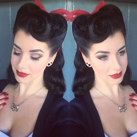 Even if you've never curled your hair before, I promise with a little practice and these YouTube videos, you can do a victory roll in no time! Party Look Hairstyles, Victory Rolls Long Hair, Victory Roll Hair, Victory Curls, Vintage Hairstyles For Long Hair, Pin Up Curls, Miss Victory Violet, Victory Violet, Pin Curl