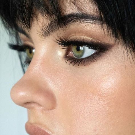 -sun- on Twitter: "… " Makeup Hooded Eyes, Black Smokey Eye Makeup, Black Eye Makeup, Makeup Looks For Green Eyes, Smokey Eyeliner, Black Smokey Eye, Formal Makeup, Beauty Make-up, Cat Eye Makeup