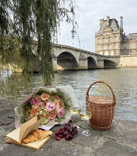 Paris Picnic, Picnic In Paris, Parisian Picnic, Paris In Spring, Paris Honeymoon, Spring In Paris, Parisian Summer, Romantic Picnic, French Aesthetic