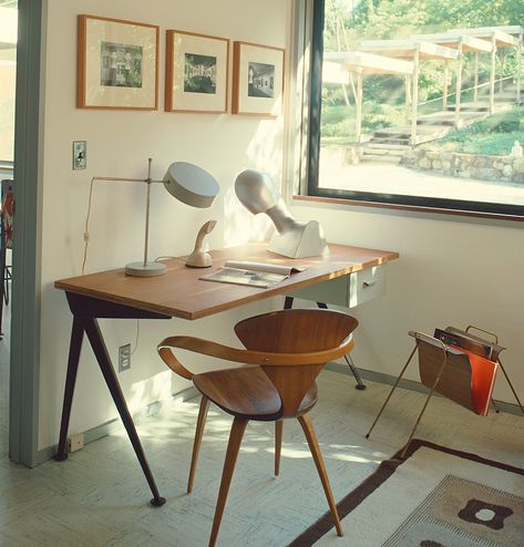 Mid Century Modern Working Space, Mid Modern Century Bedroom, Unique Desk Ideas, Desk Area In Bedroom, Mid Century Modern Office Design, Modern Leather Chair, Mid Century Modern Office, Mid Century Office, Mid Century Modern Desk