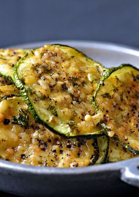 Parmesan Zucchini Chips, Zucchini Chips Recipe, Pasta Vegetariana, Zucchini Chips, Chips Recipe, Bariatric Recipes, Snacks Für Party, Great Appetizers, Idee Pasto Sano