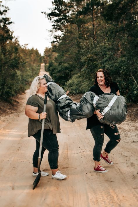 Bff Halloween Photoshoot Ideas, Sister Halloween Photo Shoot, Funny Photo Shoot Ideas Friends, Best Friend Funny Photoshoot, Funny Bff Photoshoot, Best Friend Photoshoot Funny Hilarious, Goodbye Earl Best Friend Photoshoot, Best Friend Pictures Photo Shoots Funny, Best Friend Photo Shoot Ideas Funny