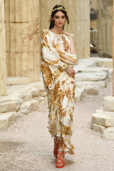 View the complete Resort 2018 collection from Chanel. Couture, Moda Chanel, Chanel Resort, Mode Chanel, Chanel Cruise, Resort Fashion, Chanel Couture, Chanel Spring, Chanel Fashion