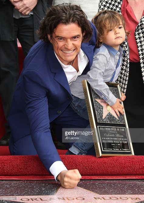 Orlando Bloom and his son Flynn Bloom attend the Hollywood Walk of Fame celebration in honor of Orlando Bloom on April 2, 2014 in Hollywood, California. Orlando Bloom Funny, Pictures Of The Stars, The Jenners, Miranda Kerr Orlando Bloom, Orlando Bloom Legolas, Being Human Uk, Lotr Cast, Orlando Photos, Kids Stealing