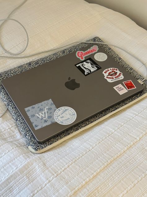 macbook decorated with stickers Macbook Case Aesthetic Stickers, Stickers On Macbook Aesthetic, Macbook Decoration Stickers, Stickers On Macbook, Decorated Macbook, Macbook Aesthetic Stickers, Macbook With Stickers, Macbook Case Ideas, Macbook Stickers Ideas