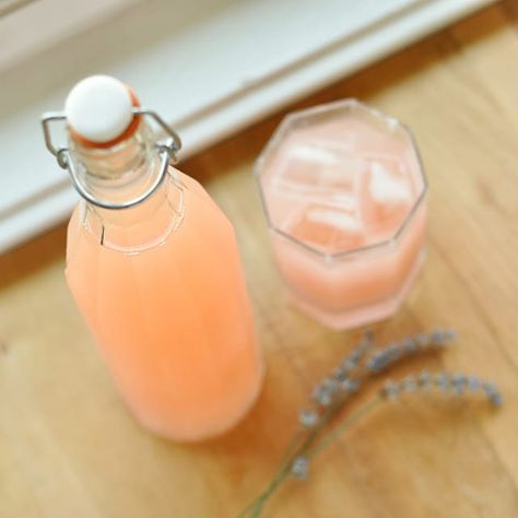 Lavender Soda, Peach Lavender, Kefir Recipes, Water Kefir, Soda Recipe, Summer Cocktail Recipes, Summer Cocktails, Non Alcoholic Drinks, Kefir