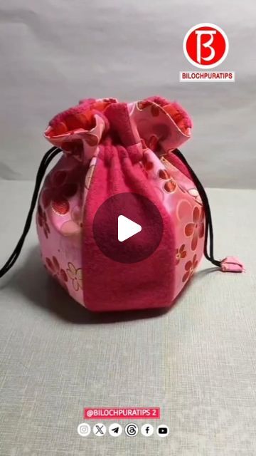 How To Sew Drawstring Bags, Small Drawstring Bag Diy, Storage Bags Diy Sewing Patterns, Cute Small Sewing Projects, Small Bag Patterns To Sew, Patchwork Sewing Projects, Diy Small Bag, Bag Making Tutorial, Denim Bag Tutorial