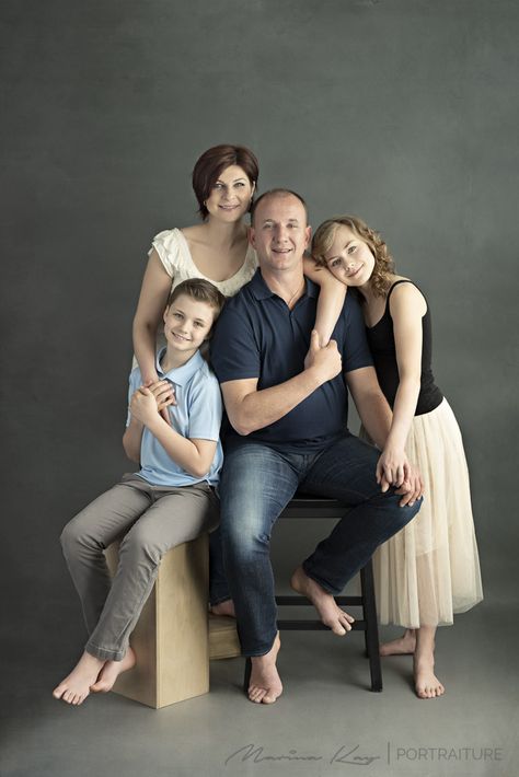 4 Family Photography, Family Of 4 Studio Poses, Family Portrait Poses Indoor, Siblings Studio Photoshoot, In Studio Family Photos, Family Photo Studio Concept, Family Pictures Studio, Studio Family Pictures, Family Poses Photography