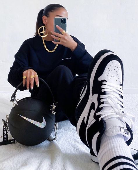 Jordan 1 Panda, Jordan 1 Outfits, Panda Dunks, Panda Outfit, Jordan 1 Outfit Women, Jordan 1 Outfit, Black Basketball Shoes, Moda Streetwear, Jordan Outfits