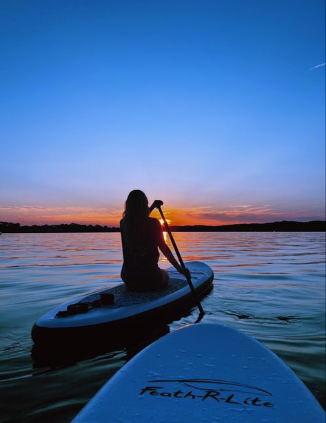 paddle boarding on a lake in the middle of summer during sunset Paddle Boarding Outfit, Paddle Boarding Pictures, Summer To Do List, Lake Pictures With Friends, Boat Pics, Pictures With Friends, Vision Board Pictures, The Best Outfits, Vision Board Inspiration