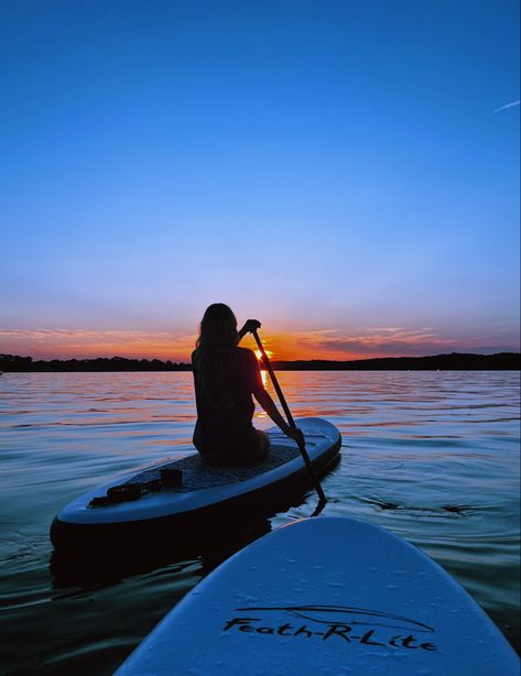 paddle boarding on a lake in the middle of summer during sunset Paddle Boarding Outfit, Paddle Boarding Pictures, Lake Pictures With Friends, Boat Pics, Paddle Surfing, Vision Board Pictures, Pictures With Friends, The Best Outfits, Lake Pictures