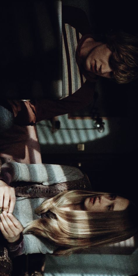 Tate Langdon And Violet Harmon Wallpaper, American Horror Story Desktop Wallpaper, Violet Harmon And Tate Langdon, Violet And Tate Aesthetic, Aesthetic Wallpaper Horror, Ahs Lockscreen, Tate And Violet Matching Pfp, Tate And Violet Wallpaper, Evan And Taissa