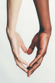 Interracial Couple Holding Hands, Hand Fotografie, Photographie Art Corps, Interracial Couple, Couple Holding Hands, Hand Photography, Hand Pose, Shotting Photo, Hand Drawing Reference