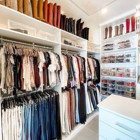 Closet Set Up, Fancy Desks, Small Closet Aesthetic, Belt Organization Ideas, Designer Closets, Condo Closet, Nursery Closet Shelves, Huge Walk In Closet, Alien House