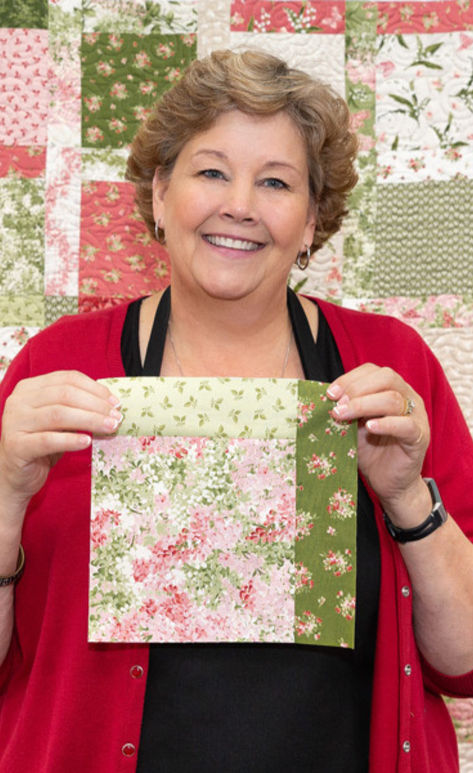 Save this Free Easy Building Blocks Quilt Tutorial! Jenny Doan demonstrates how to make a quick and easy Building Blocks quilt using 10 inch squares of precut fabric (layer cakes). Quilt Pattern 10 Inch Squares, Block Quilt Patterns Easy, 1 Inch Square Quilt Patterns, Building Block Quilt Pattern, Quilts With 5 Inch Squares Patterns, 3 Fabric Quilt Blocks, Christmas Quilt Blocks Easy, Easy Block Quilts For Beginners, Large Print Quilts Ideas