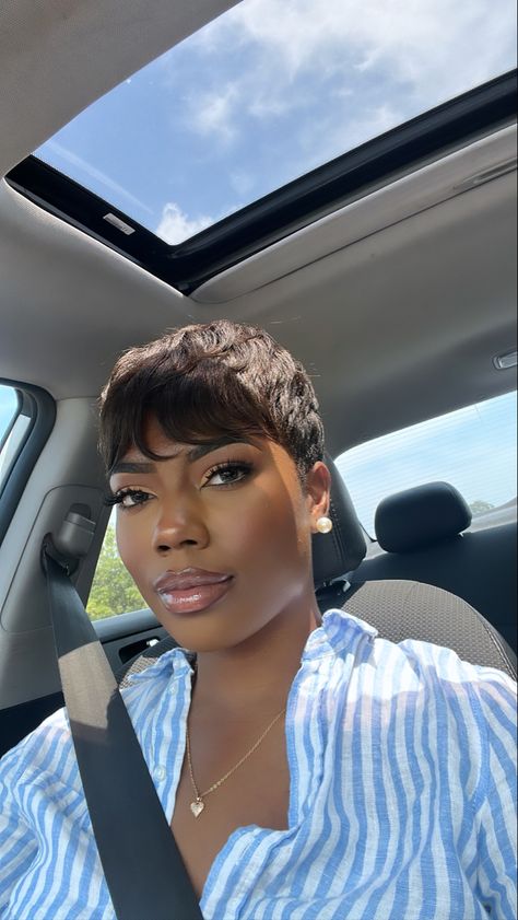 Pixie cut, flawless makeup Honey Brown Pixie Haircut Black Women, Side Bang Pixie Cut, Light Brown Pixie Haircut Black Women, Pixie Haircut Wig, Brown Pixie Cut Black Women, Pixie Wig Hairstyles, Pixie Haircut Outfit, Brown Pixie Haircut, Pixie Cut Outfits