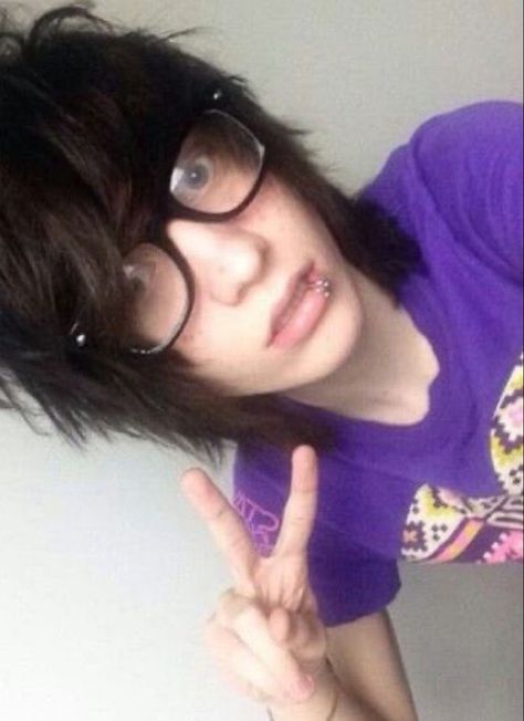 An emo boy with pale skin and black hair with a fringe, he is wearing glasses and has lip piercings and is wearing a purple tee shirt while holding up a peace sign and making a surprised face Wallpapers, Boy Selfie, Emo Boy, Wallpaper Background, Background Images