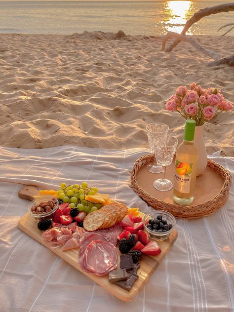 Essen, Girl Best Friend Aesthetic, Friend Aesthetic Pictures, Pictures Friends Aesthetic, Date Picnic Ideas, Beach Picnic Foods, Aesthetic Smoothie, Romantic Beach Picnic, Birthday At The Beach