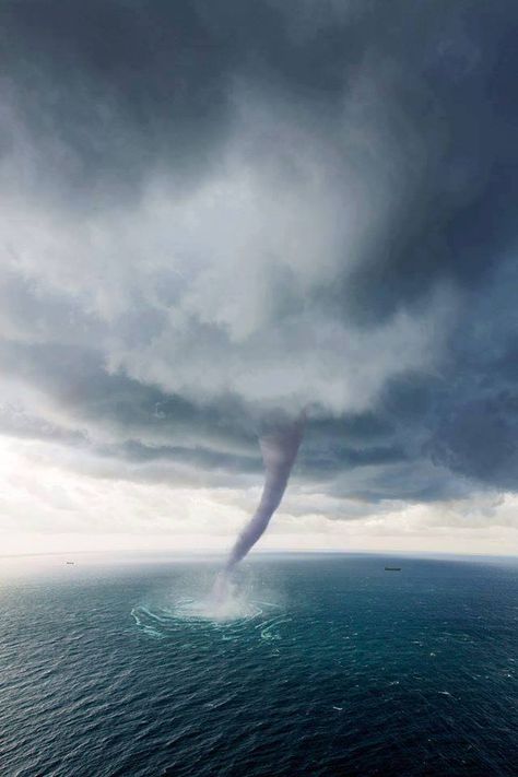 Tornado In Sea Nature, Scary Ocean, Tornado Pictures, Storm Pictures, Dream Apartment Decor, Water Pictures, Ocean Water, World Peace, Art Plastique