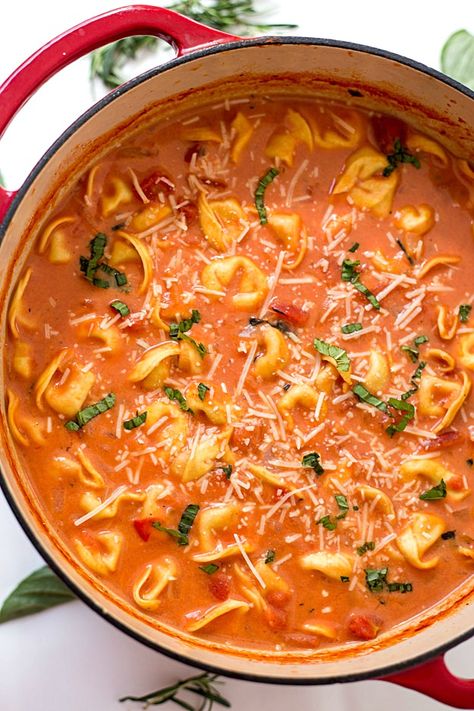 One-Pot Creamy Tomato Tortellini Soup Recipe - The EASIEST homemade creamy tomato tortellini soup made from scratch! Loaded with fresh herbs, diced tomatoes, and three-cheese tortellini! So easy you can even make it in your slow cooker! Creamy Tomato Tortellini Soup, Creamy Tomato Tortellini, Tomato Tortellini, Wallpaper Food, Tomato Tortellini Soup, Tortellini Soup Recipe, Tortellini Recipes, Best Soup Recipes, Cheese Tortellini