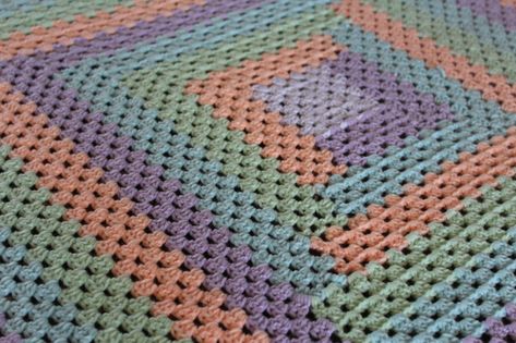 Log Cabin Crochet Pattern, Log Cabin Crochet, Cabin Crochet, Crochet Granny Square Baby Blanket, Cabin Blanket, Granny Square Baby Blanket, Cabin Designs, Baby Blanket Tutorial, Striped Crochet Blanket