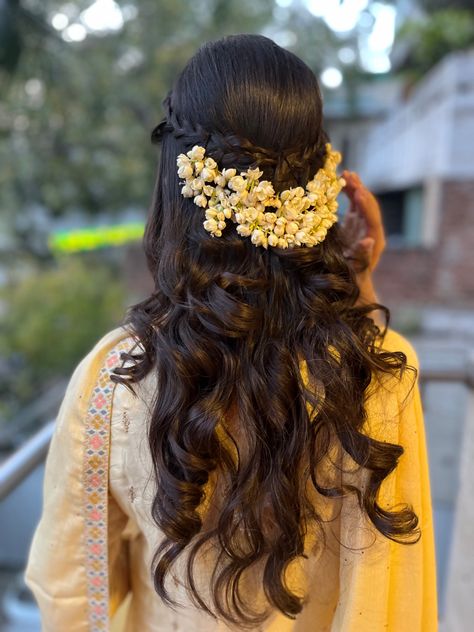 Indian hairstyles with wavy hair and jasmin flowers Indian Hairstyles With Gajra, Hairdo With Jasmine Flowers, South Indian Jasmine Hair, Bridesmaid Indian Hairstyle, Half Up Half Down Hair With Gajra, Jasmine Flowers In Hair Indian Aesthetic, Jasmine For Hair, Traditional Hairstyle With Jasmine Flower, Dhavani Hairstyle