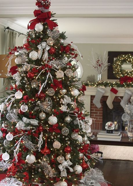 Decorate Your Christmas Tree Like a Pro With These 7 Tips | Balsam Hill Best Christmas Tree Decorations, Decorate A Christmas Tree, Wallpaper Natal, Decorate Christmas, Pretty Christmas Trees, Red Christmas Decor, Christmas Tree Decorating Themes, Silver Christmas Decorations, White Christmas Trees