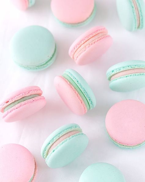 Lindos e deliciosos! ...Bruna Macaroon Wallpaper, Pastel Desserts, Mobil Design, Wallpapers Galaxy, Kue Macaroon, Deco Pastel, Seni Pastel, Desain Quilling, Rainbow Food