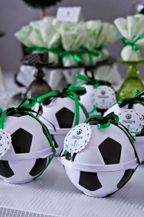 Children's party with a football theme World Cup Birthday Party, Soccer Party Ideas, Soccer Themed Birthday Party, Soccer Party Favors, Soccer Banquet, Soccer Theme Parties, Soccer Birthday Parties, Soccer Theme, Sports Birthday Party
