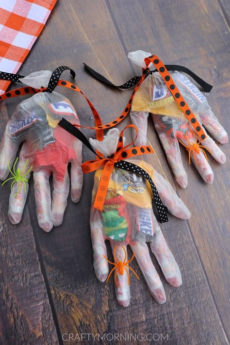 Halloween Candy Glove Treats for kids fun diy project craft idea. Läskig Halloween, Veselý Halloween, Dekorasi Halloween, Fantasia Halloween, Bonbon Halloween, Halloween Fest, Halloween Candy Bags, Halloween Games For Kids, Halloween Treat Bags