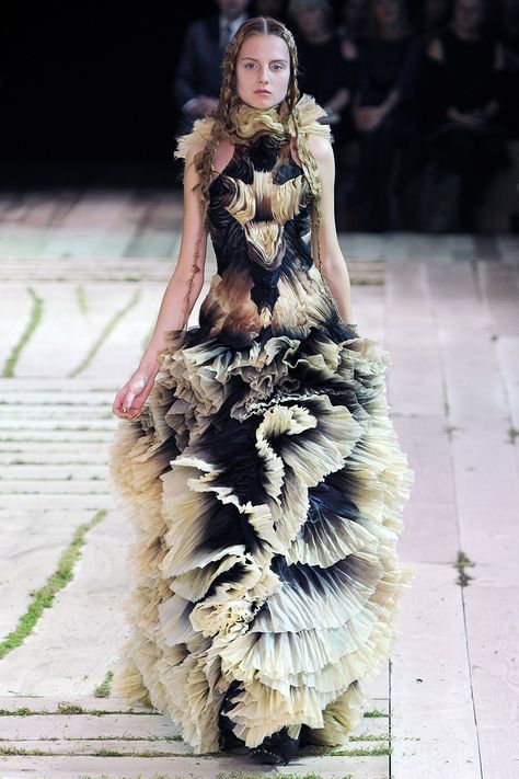 Kampot, Mcqueen Couture, Alexander Mcqueen Savage Beauty, Alexander Mqueen, Avante Garde, Runway Model, Mcqueen Fashion, Savage Beauty, 2011 Fashion